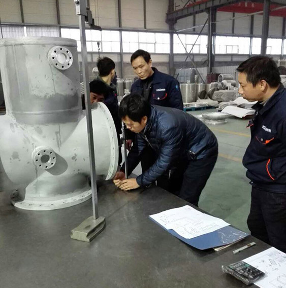 客戶對GIS殼體加工尺寸進(jìn)行檢測。